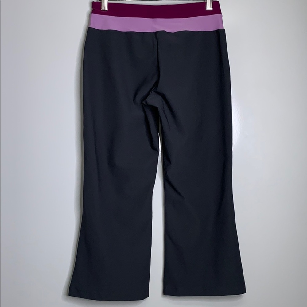 NIKE • Dri-Fit Grey Cropped Capri Active Pants - Picture 4 of 5